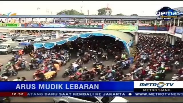 Antrean Motor di Pelabuhan Merak Membludak