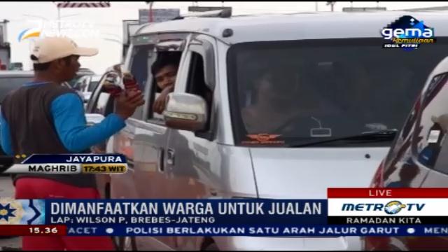 Kemacetan Exit Tol Brebes Timur Dimanfaatkan Warga untuk Berjualan