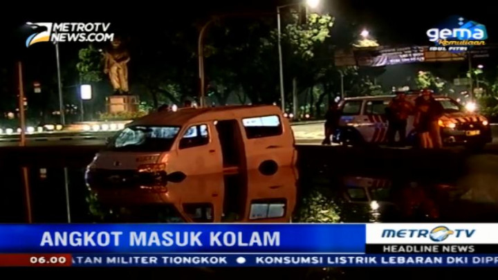 Angkot Tercebur ke Kolam Bundaran Patung Kuda