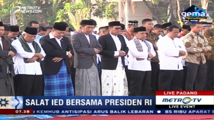 Jokowi Salat Id Bersama Warga Padang