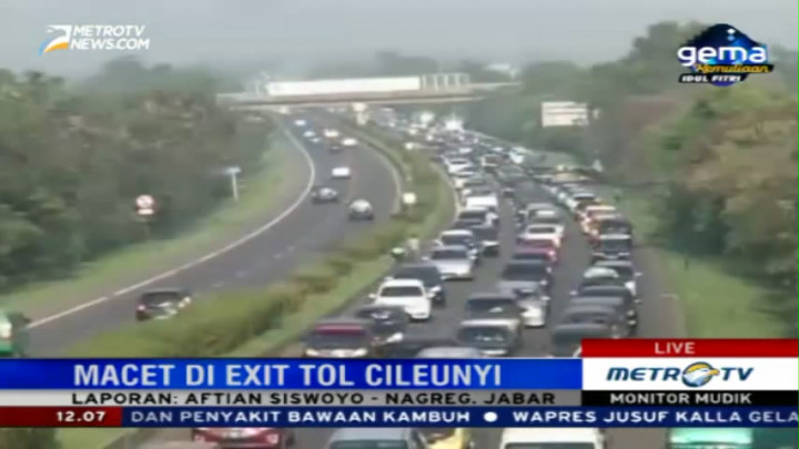 Antrean Kendaraan di Pintu Keluar Tol Cileunyi Capai 10 Km
