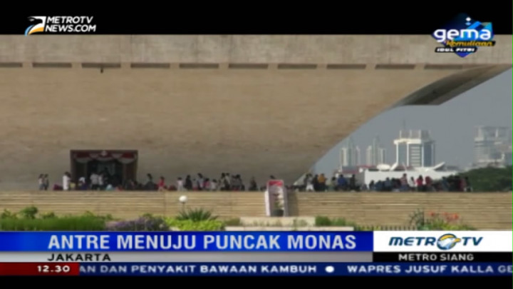 Ribuan Wisatawan Antre Menuju Puncak Monas
