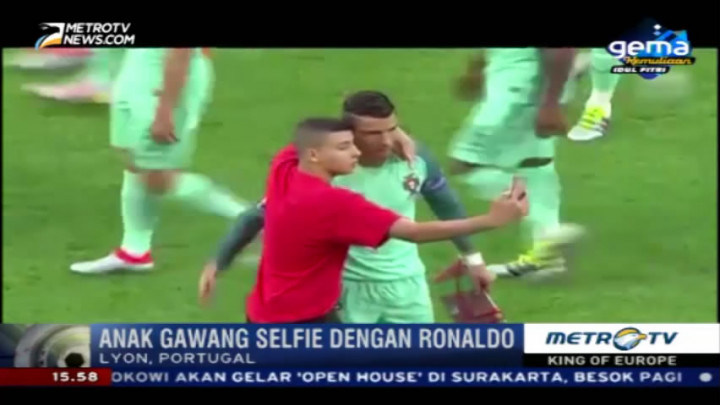 Aksi Nekat Anak Gawang Selfie dengan Ronaldo
