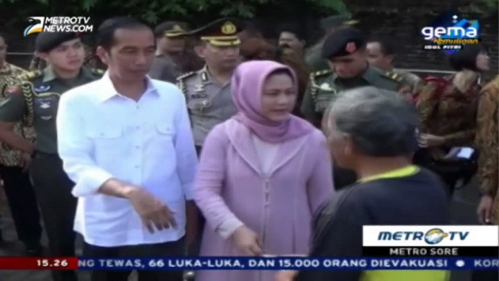 Jokowi Bagi-bagi Sembako di Solo