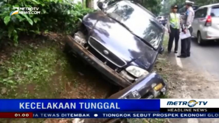 Diduga Rem Blong, Mini Bus Tabrak Tebing