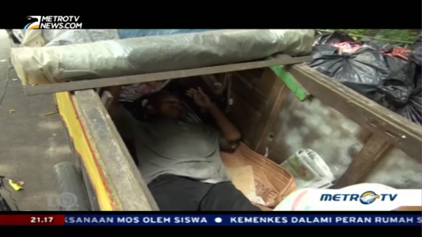 Manusia Gerobak yang Terjebak (2)