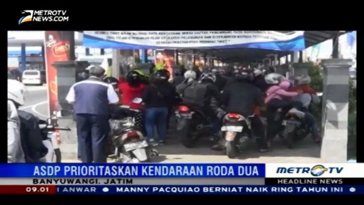 Antrean Kendaraan Roda Dua Terlihat di Pelabuhan Ketapang