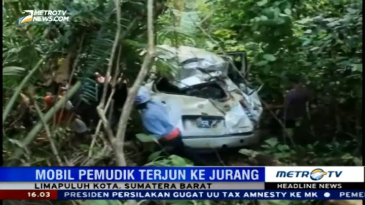 Sebuah Minibus Masuk Jurang di Jalur Lintas Sumatera