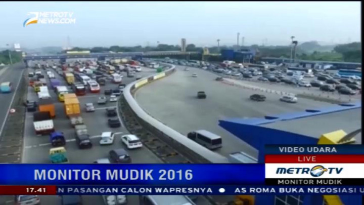 Arus Lalin di Gerbang Tol Cikarang Utama Padat