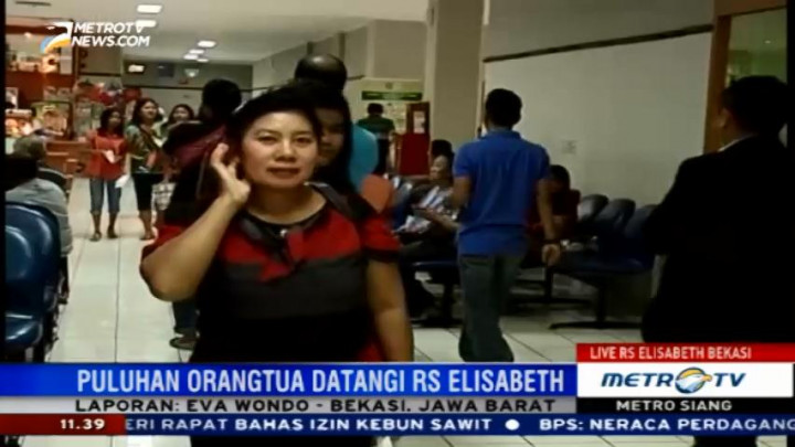 Orang Tua Korban Vaksin Palsu Datangi RS Elisabeth Bekasi