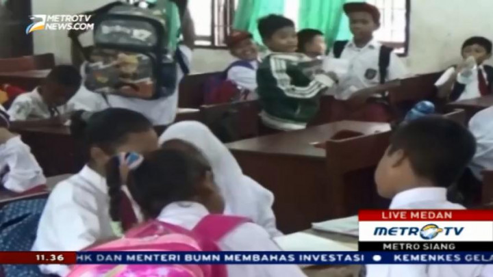 Diguyur Hujan, Para Siswa di Medan Tetap Semangat Bersekolah