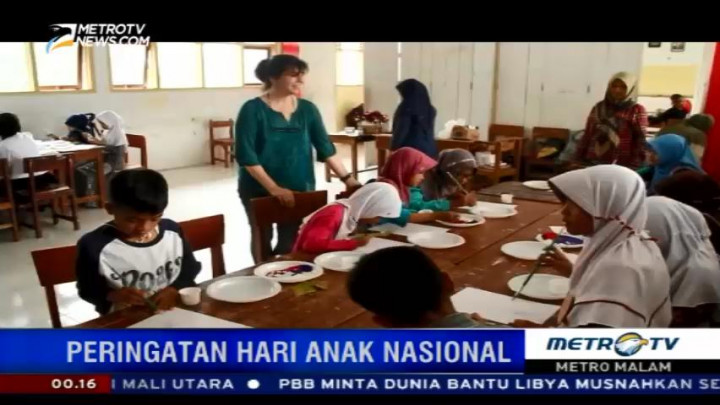 Relawan Asal Amerika Bantu Anak di Tasikmalaya Hilangkan Trauma