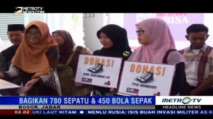 Kick Andy Foundation Bagikan Ratusan Bola dan Sepatu