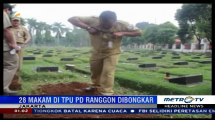 Petugas Bongkar Puluhan Makam Fiktif di TPU Pondok Ranggon