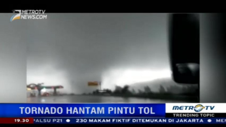 Angin Tornado Hantam Pintu Tol