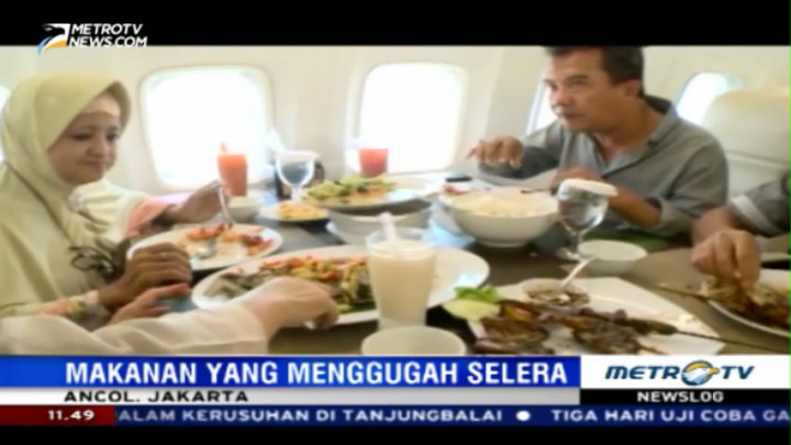 Merasakan Sensasi Makan di Pesawat