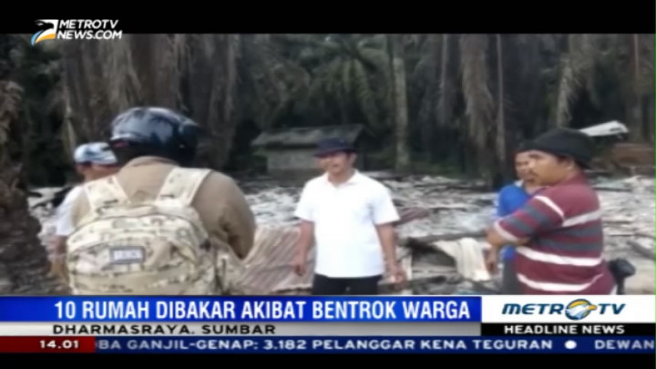 Warga Dharmasraya Datangi Rumah yang Terbakar Akibat Bentrok