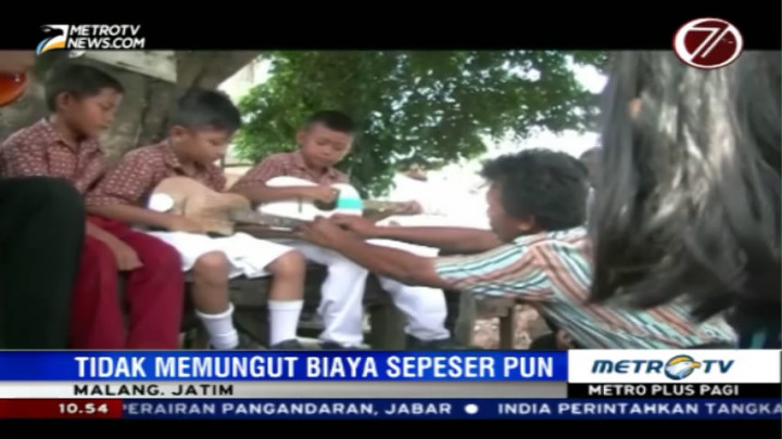 Petugas Kebersihan Ini Ajak Anak-anak Bermain Keroncong
