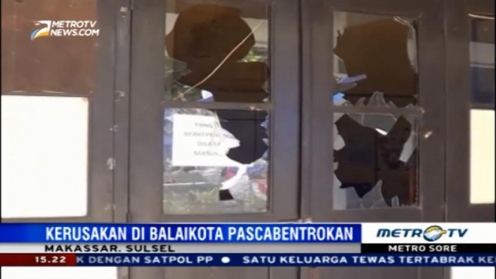 Balaikota Makassar Rusak Akibat Bentrok Polisi dan Satpol PP