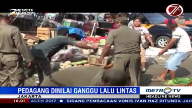 Ratusan PKL di Pasar Kebayoran Lama Ditertibkan
