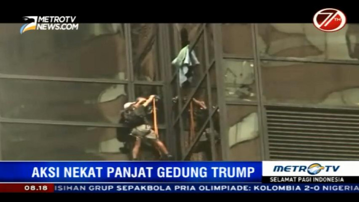 Seorang Pria Nekat Panjat Menara Trump