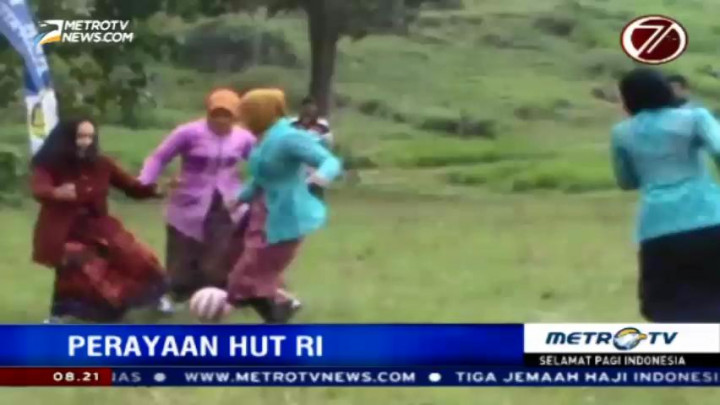 Lomba Sepak Bola Menggunakan Kebaya