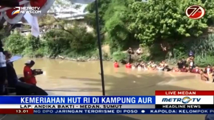 Warga Kampung Aur Gelar Upacara Bendera di Sungai