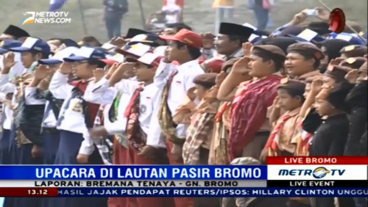 Warga Tengger Antusias Ikuti Upacara Bendera di Lautan Pasir Bromo