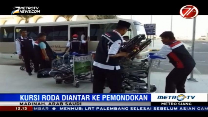 Petugas Amankan Kursi Roda Milik Jemaah Haji Indonesia