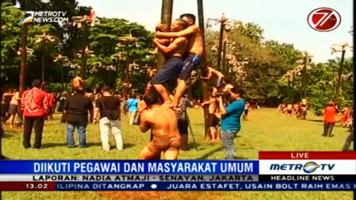 Ada Lomba Panjat Bambu Betung di Pesta Rakyat DPR