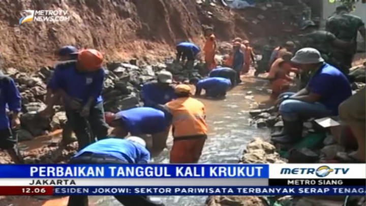 Tim Gabungan Benahi Bebatuan di Kali Krukut