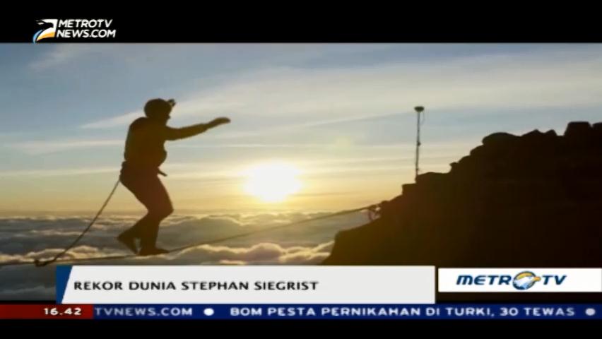 Stephan Siegrist Pecahkan Rekor Dunia Berjalan di Atas Tali Pegunungan Kilimanjaro