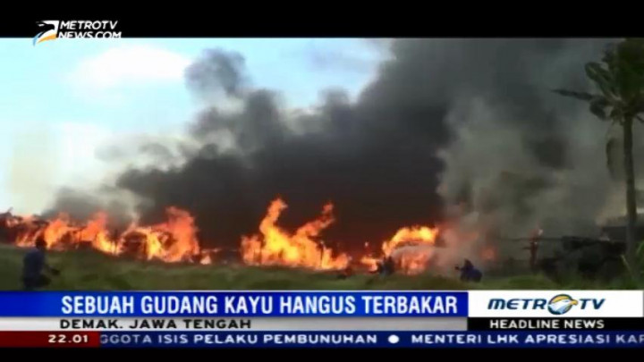 Sebuah Gudang Kayu di Demak Ludes Terbakar