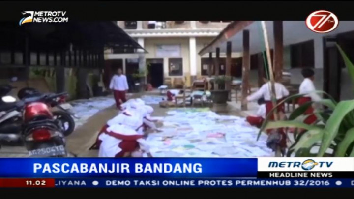 Pascabanjir, Guru dan Siswa di Trenggalek Jemur Ribuan Buku