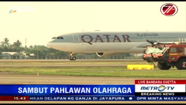 Kedatangan Pesawat Atlet Olimpiade Indonesia Disambut <i>Water Cannon</i>