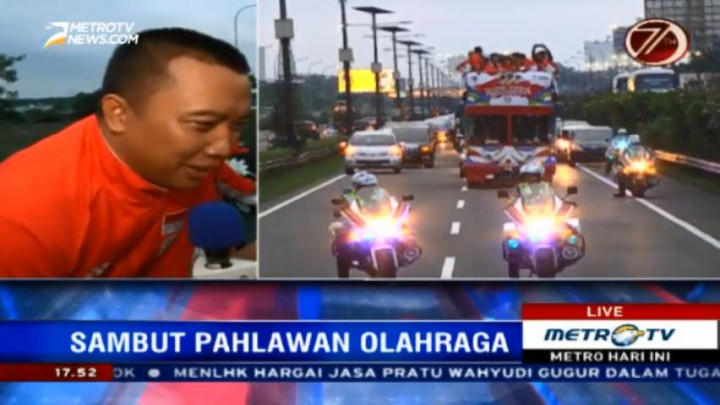 Suasana Kemeriahan Arak-arakan Atlet Olimpiade dari Atas Bus Bandros