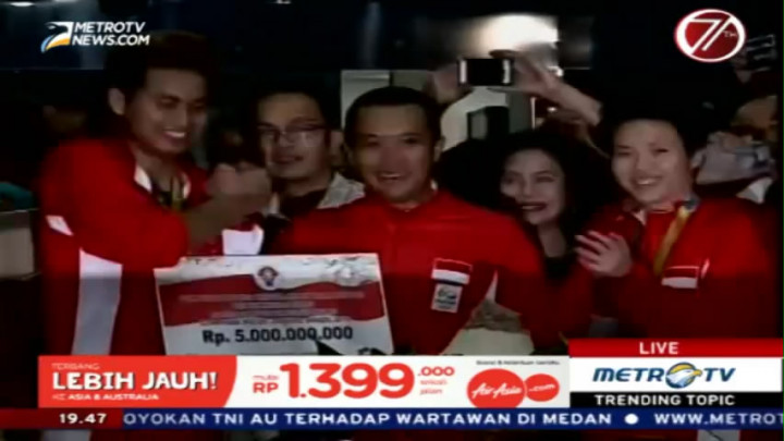 Menpora Serahkan Bonus kepada Peraih Medali Olimpiade Rio