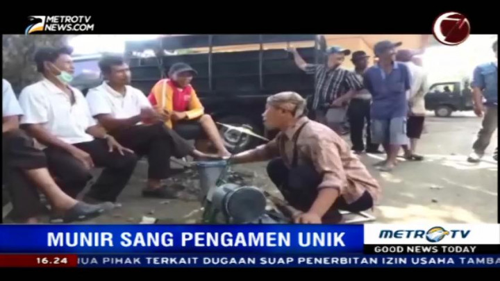 Unik, Pengamen Ini Mampu Mainkan 10 Alat Musik Sekaligus