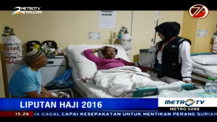 Calhaj Sakit di Tanah Suci Dibimbing untuk Beribadah