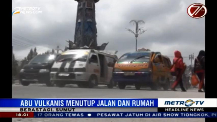 Abu Vulkanik Gunung Sinabung Menutup Jalan di Berastagi