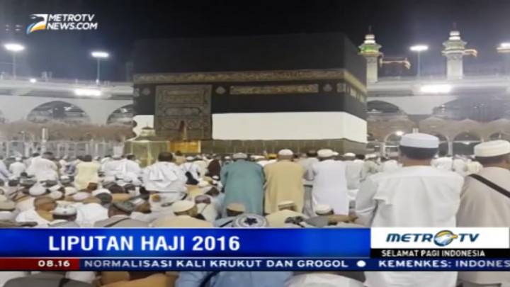 Memohon Doa di Maqam Ibrahim