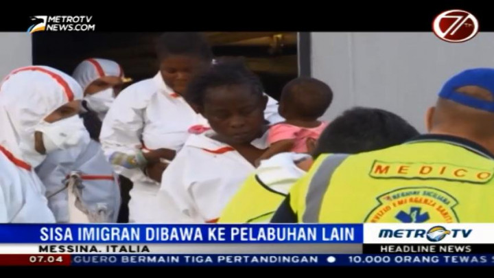 Kapal Angkatan Laut Italia Bawa Gelombang Pertama Imigran ke Sicilia