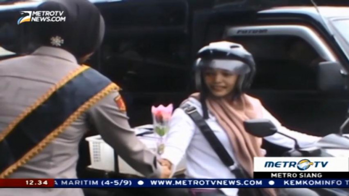 Polwan di Aceh Bagikan Bunga untuk Pengendara Taat Lalin