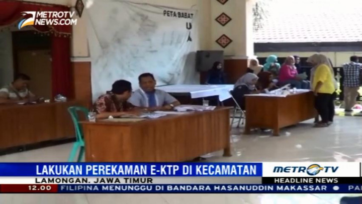 Petugas Disdukcapil Lamongan Lakukan Perekaman E-KTP di Hari Libur
