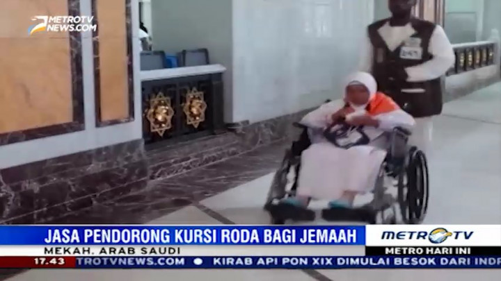 Jasa Pendorong Kursi Roda Bantu Jemaah Lansia Jalankan Tawaf-Sai