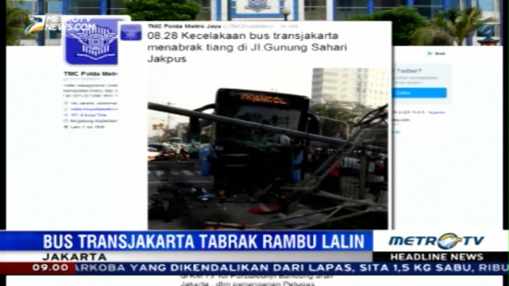 Bus TransJakarta Tabrak Tiang Rambu Lalin di Gunung Sahari