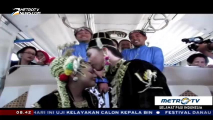 Tujuh Pasangan Pengantin Akad Nikah di Atas Kereta