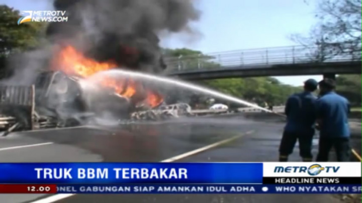 Truk Tangki BBM dan Minibus Terbakar di Tol Sidoarjo