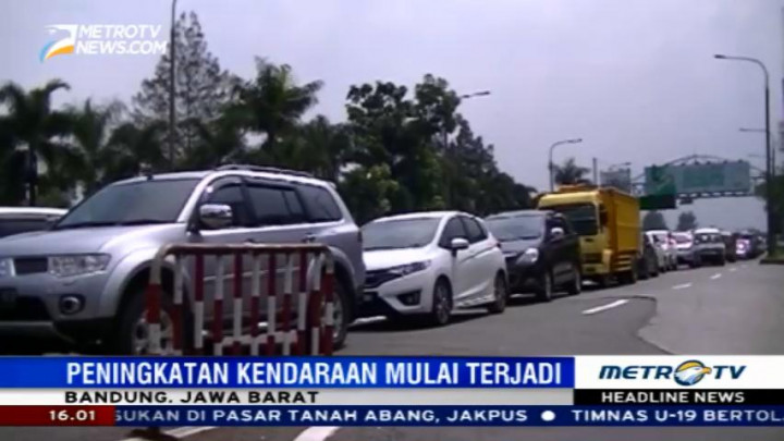 Antrean Panjang Kendaraan Terjadi di Gerbang Tol Pasteur