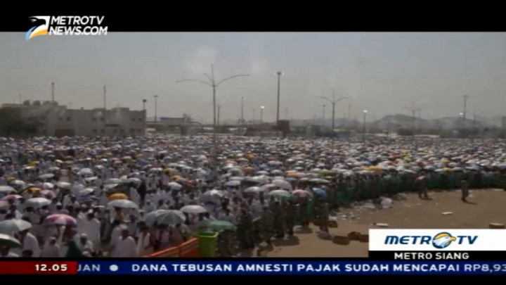Umat Muslim Berdoa di Jabal Rahmah